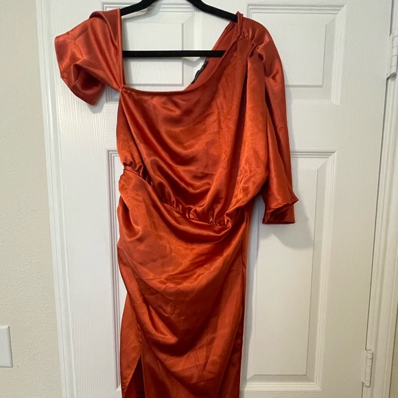 One shoulder ruched satin dress - Picture 3 of 4